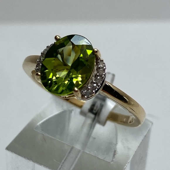 10K Yellow Gold Oval Shape Natural Peridot and 0.08ct Diamond Ring Size 6.75 NEW - Picture 2 of 13